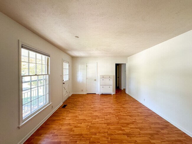 Building Photo - 3 Bed 2 Bath College Lakes Home with Fence...