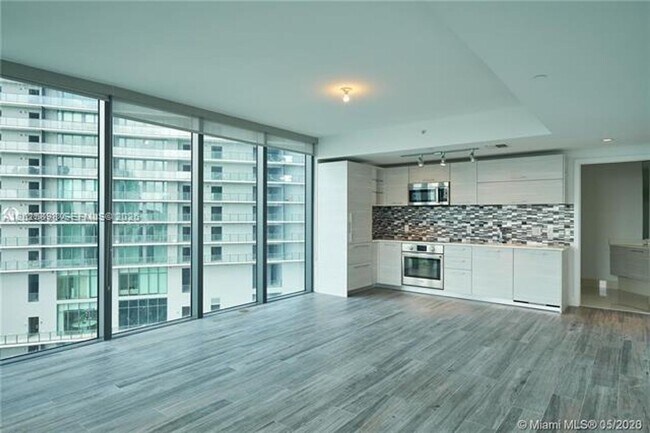Foto del edificio - 650 NE 32nd St