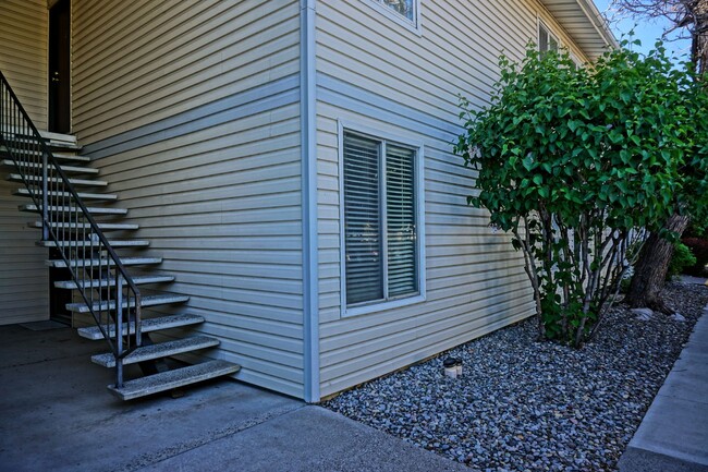 Building Photo - Convenient & Cozy Ground Level Condo Near ...