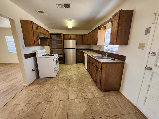 Building Photo - 216 N Casa Grande Ave