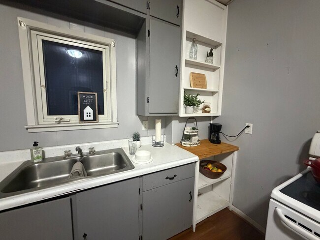 Foto del edificio - 2 bed, 1 bath home for rent in West Waterloo