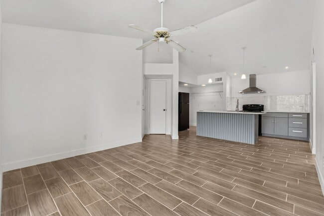 Foto del edificio - VENETIAN PLACE - 2nd floor • 1 BR 1 Bath -...