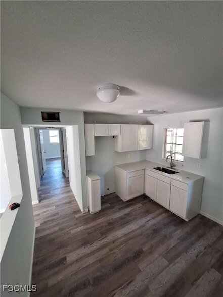 Foto del edificio - 3165 E Riverside Dr