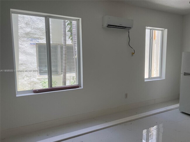 Foto del edificio - 7920 Harding Ave