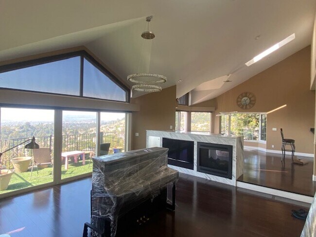 Building Photo - Breathtaking views in the Oakland Hills!