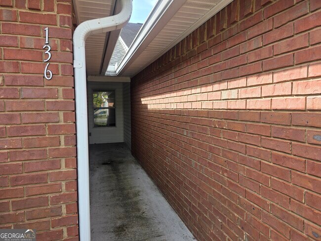 Foto del edificio - 136 Towne Pk E Dr