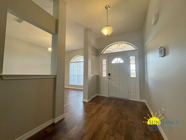 Foto del edificio - Modern Living in Crestview: Spacious 4-Bed...