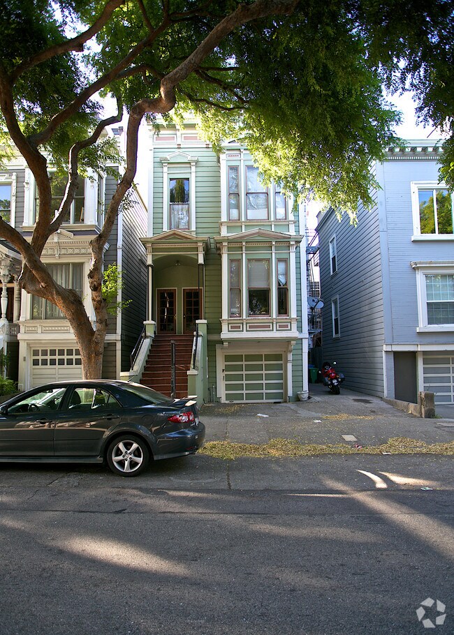 Building Photo - 2852 Pine St