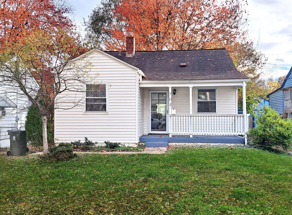 Photo - 704 Compton St