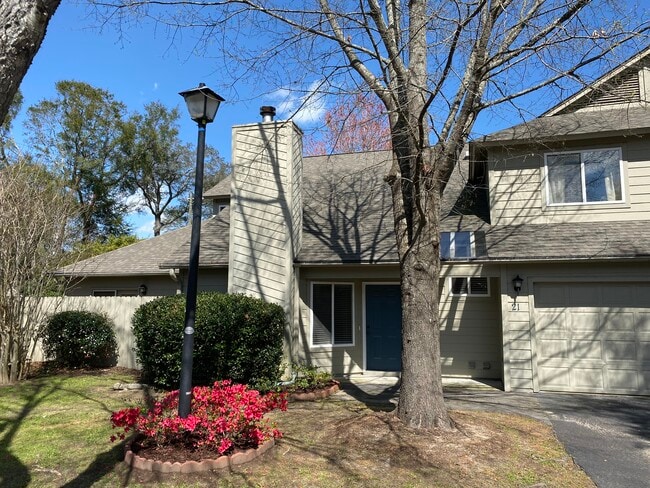 Building Photo - 21 Maplecrest Dr