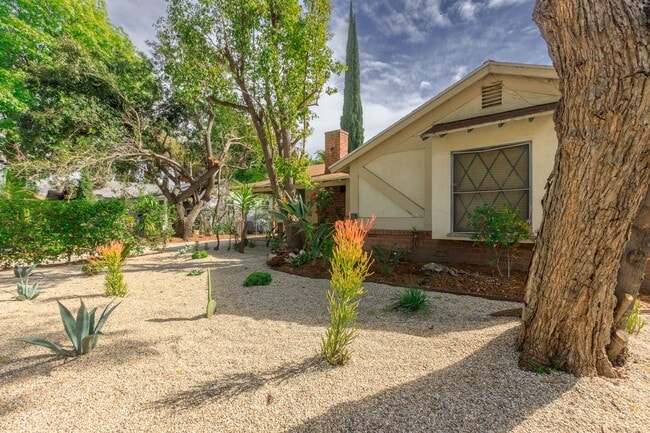Building Photo - Cozy 3-bedroom Home Nestled in Encino!