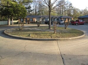 Building Photo - 206 Edgewood Dr