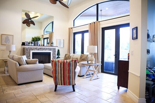 Foto del edificio - 460 N Country Club Dr