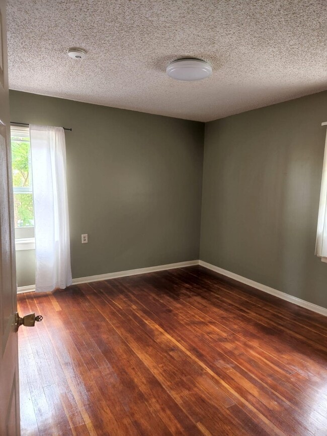 dormitorio este - 1200 W 36th St