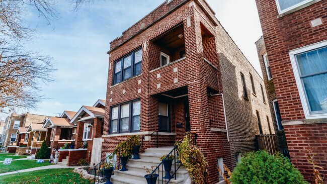 Building Photo - 4931 W Roscoe St