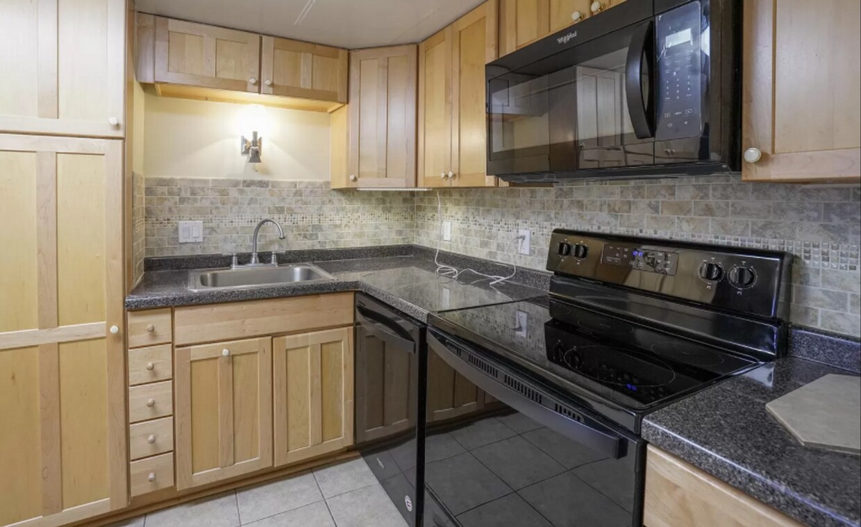 Foto principal - 3 Bedroom, 2 Bathroom Condo in Downtown!