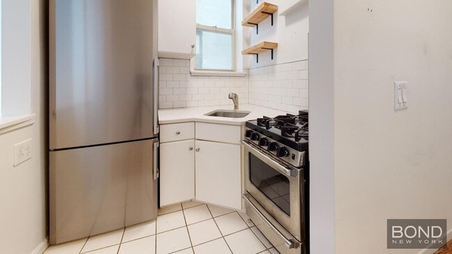 Building Photo - 214 E 85th St