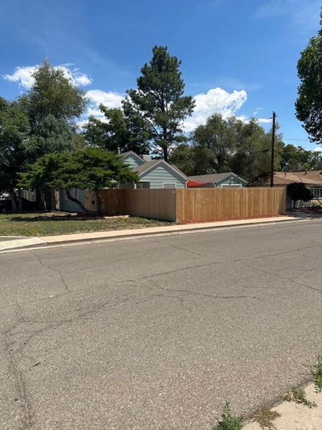 Building Photo - 2410 St Clair Ave.