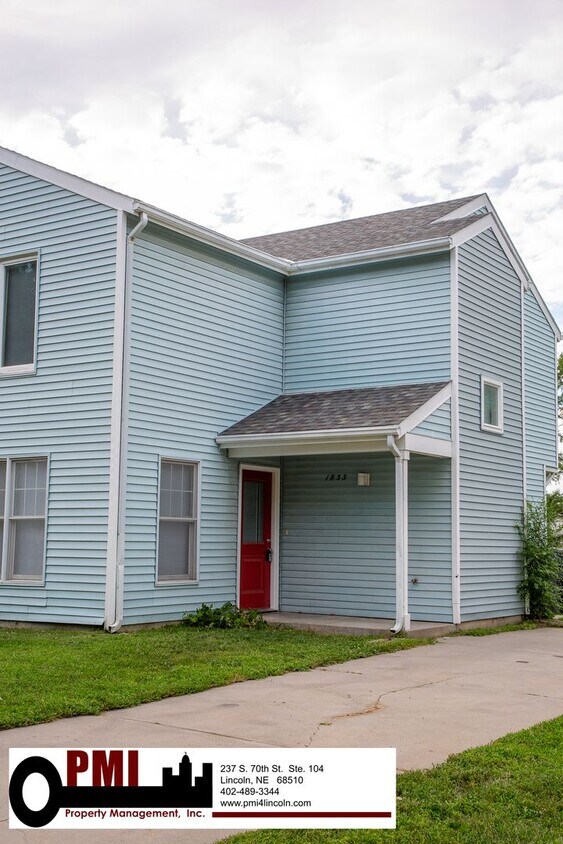 Foto principal - 3 Bedroom and 1.5 bathroom Duplex Coming S...