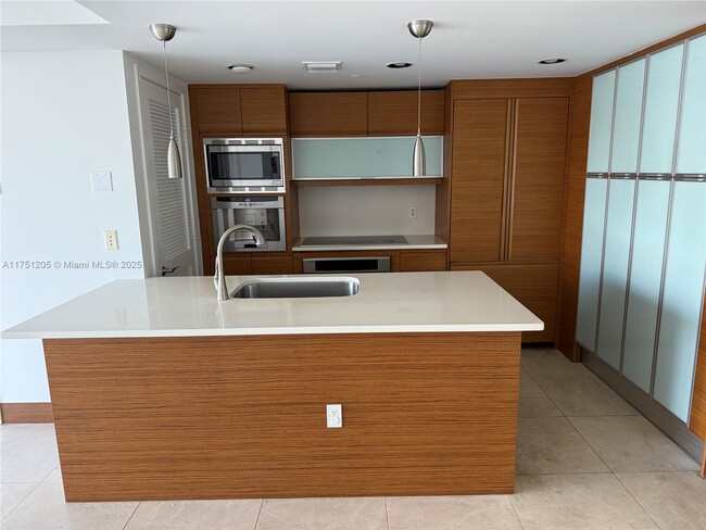 Building Photo - 5875 Collins Ave