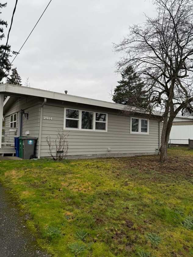 Primary Photo - Spacious Updated 2 Bedroom in Renton with ...