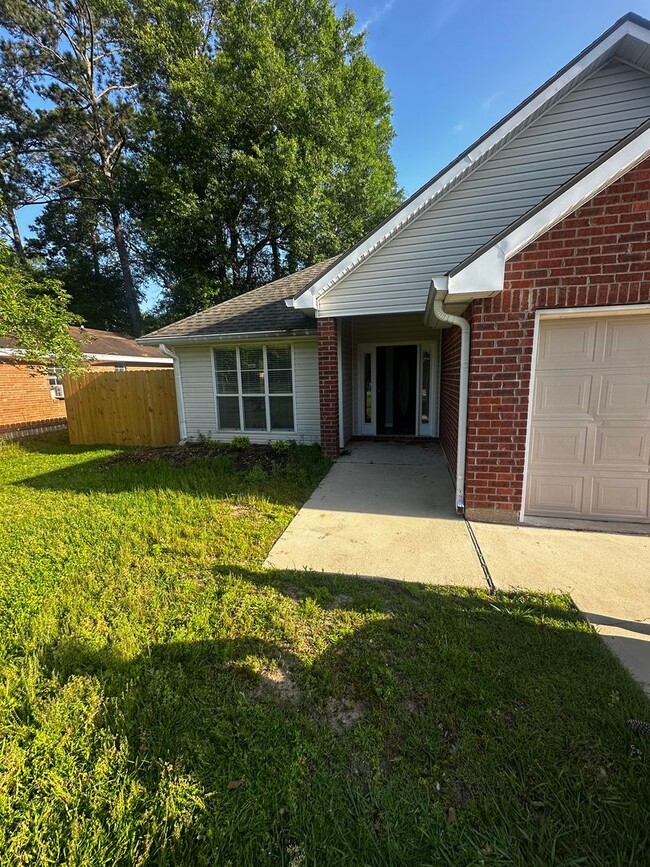Building Photo - 18067 Wedgewood Dr