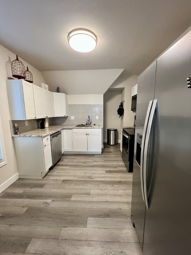 Building Photo - Short-term furnished apartment!