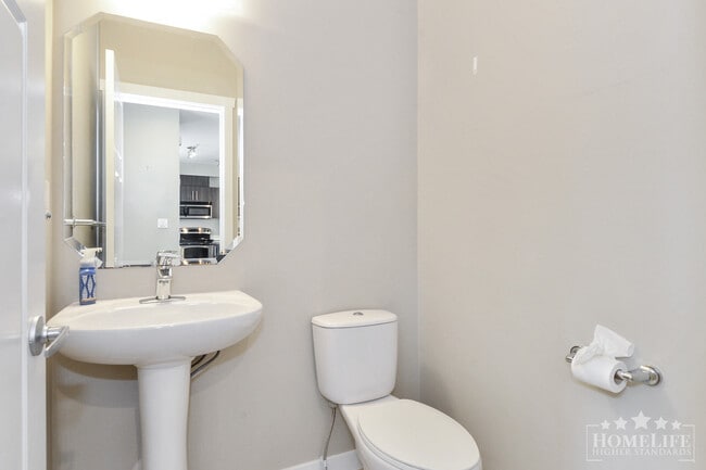 Building Photo - 3 Bedroom + Den Townhome in Panorama Woods at Sullivan Station