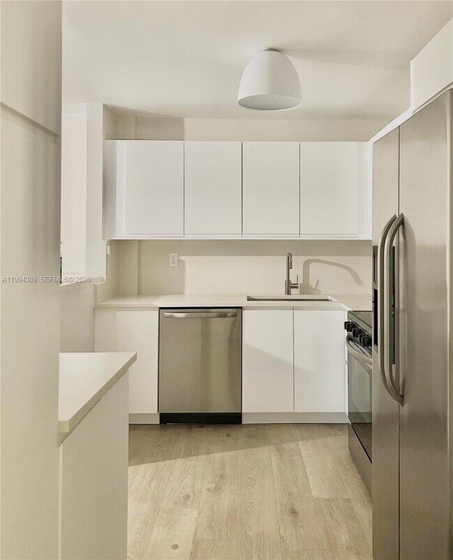 Building Photo - 5845 Collins Ave