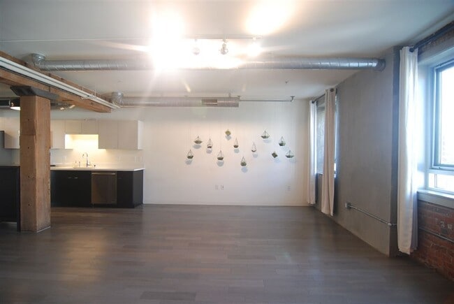 Building Photo - 527 Molino St
