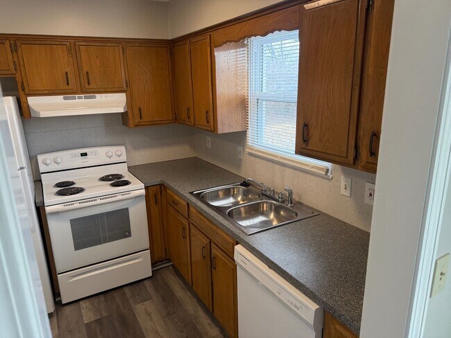 Building Photo - 315 Hawthorne Ct