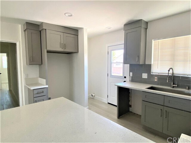 Foto del edificio - 13891 Yockey St