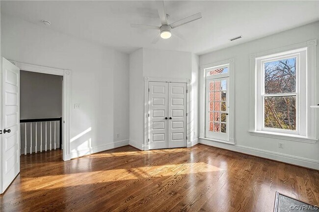 Foto del edificio - 102 N Harvie St