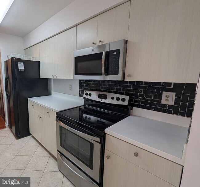 Foto del edificio - 702 Wind Ridge Dr