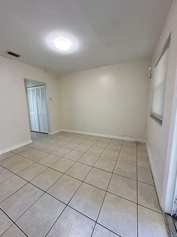 Foto del edificio - 609 NW 7th Ave