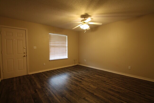 Foto del edificio - Lease Take Over! Charming 3 Bedroom Duplex...