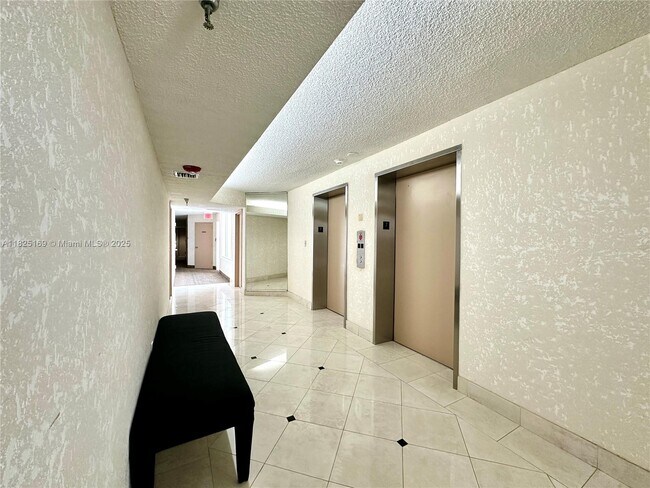 Foto del edificio - 15645 Collins Ave