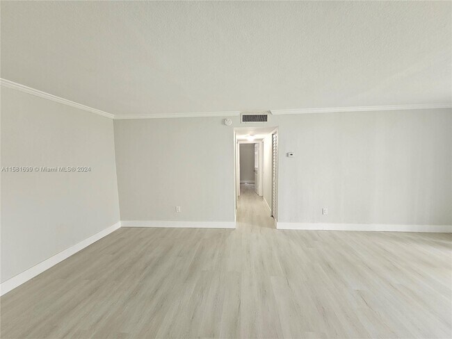 Foto del edificio - 486 NW 165th St