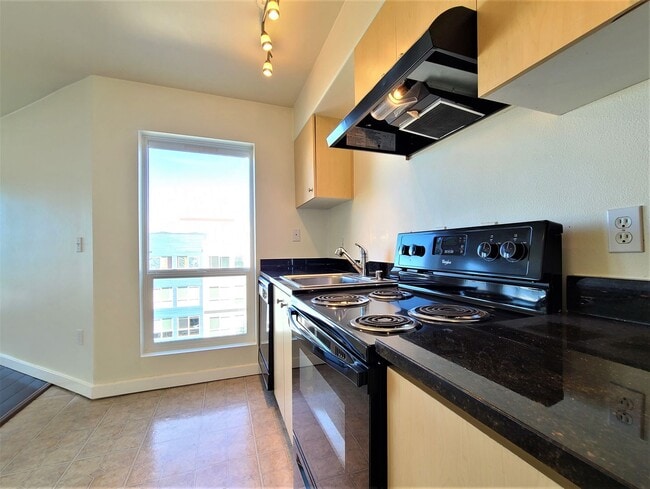 Building Photo - Studio Apartment in Downtown Everett With ...