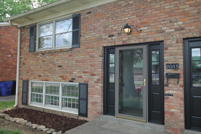Foto del edificio - 2015 Garden Springs Dr