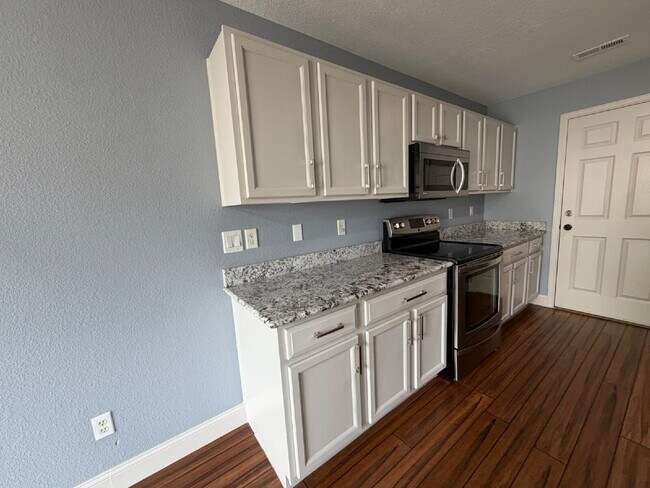 Building Photo - ~Available Now~ Beautiful Three Bedroom Home in Englewood!