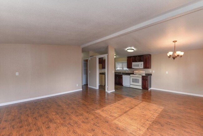 Foto del edificio - Three Bedroom Ione Home