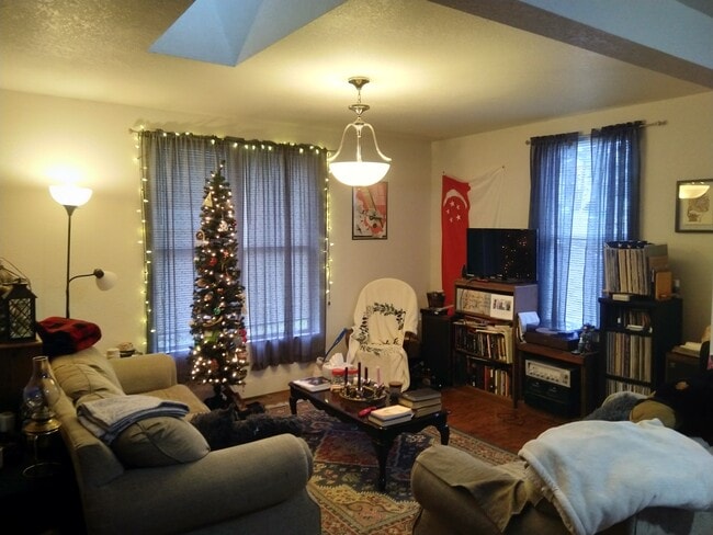 Open plan living room - 2851 Wilson St