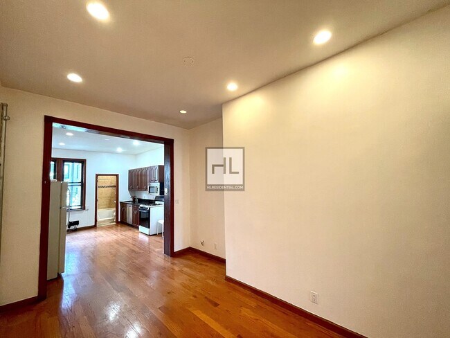 Building Photo - NO FEE Huge 2 Bed flex + Laundry Starr St