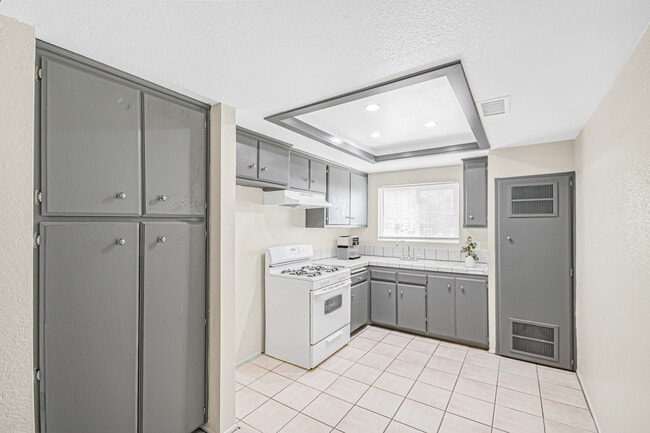 Building Photo - 1005 E Ave R