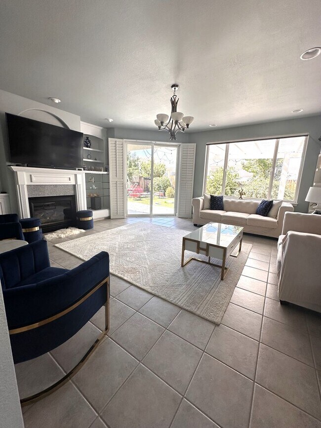 Foto del edificio - Beautiful Golf Course Home Located on a Cu...