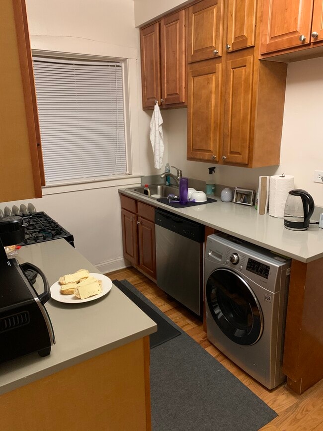 Kitchen with washer and dryer and dishwasher - 729 Seward St