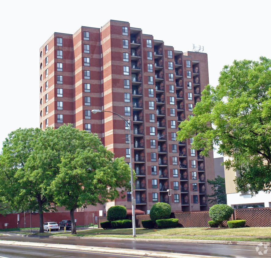 Primary Photo - University Towers On Main