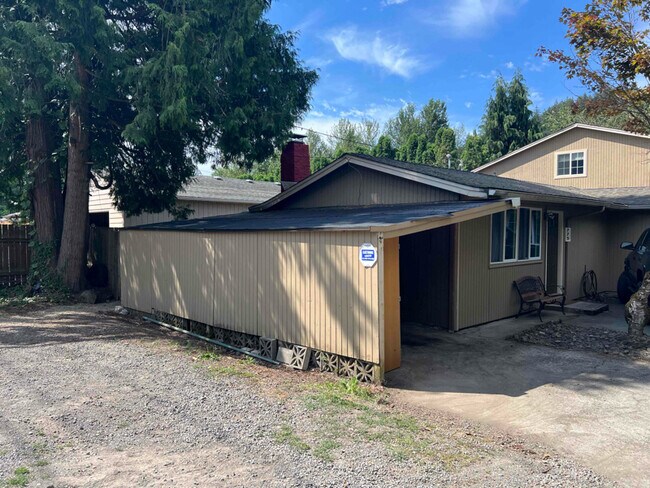 Building Photo - 775 SE Roberts Ave