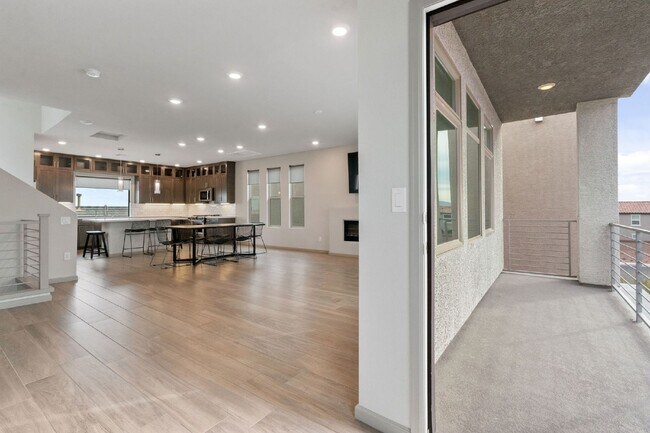 Building Photo - stunning 3-bedroom, 2.5-bathroom Tri Level...